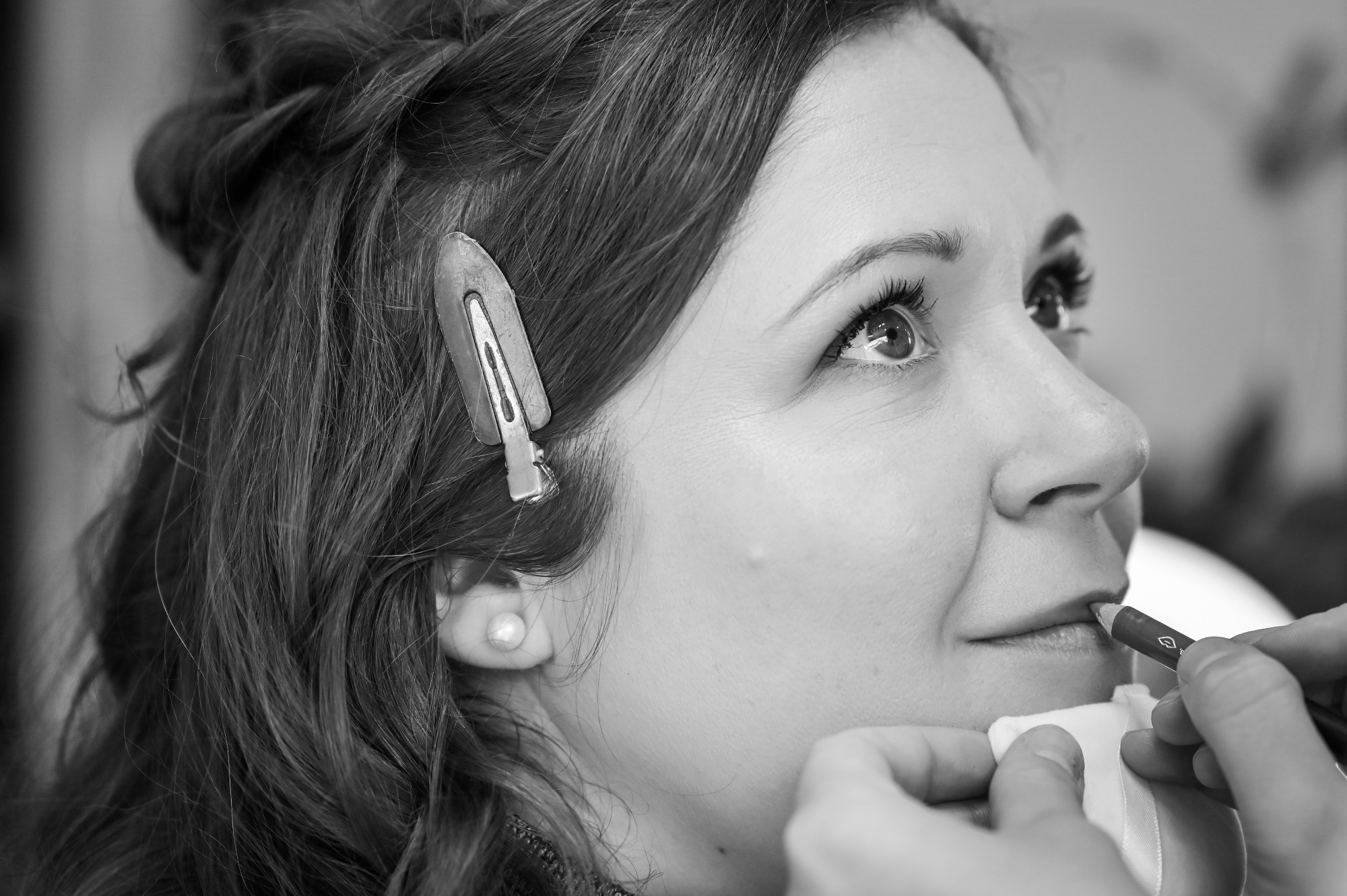 Portrait d'une mariée en préparation, regard pensif et naturel.