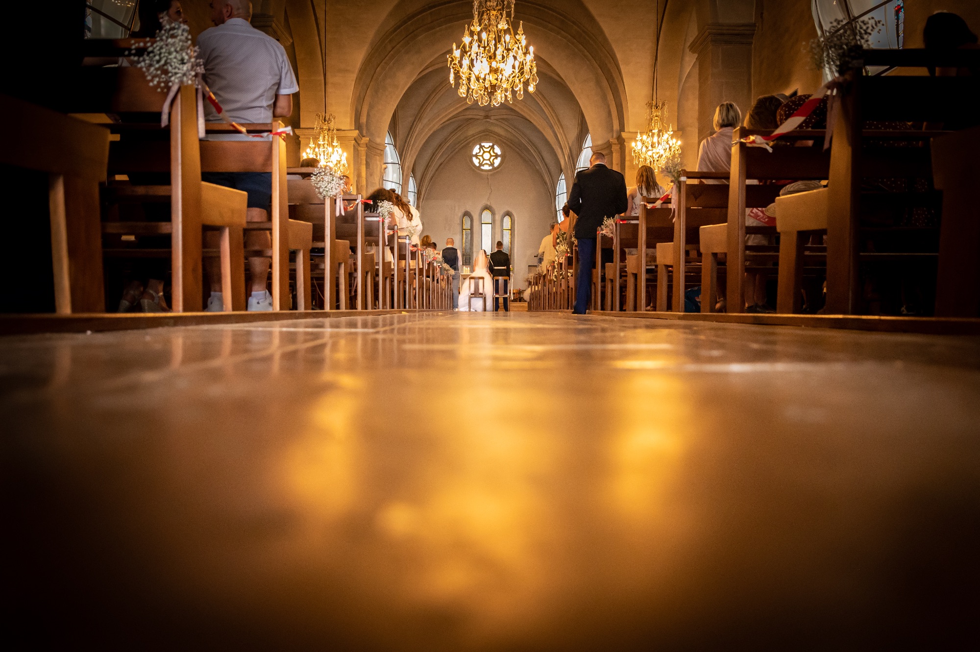 Cérémonie de mariage dans une église avec lumière chaleureuse