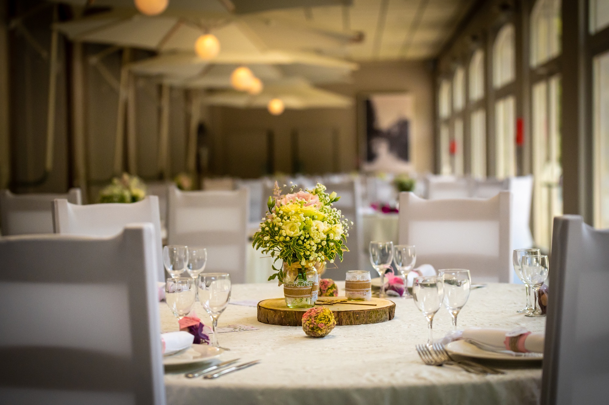 Table élégamment décorée pour un mariage avec fleurs et vaisselle