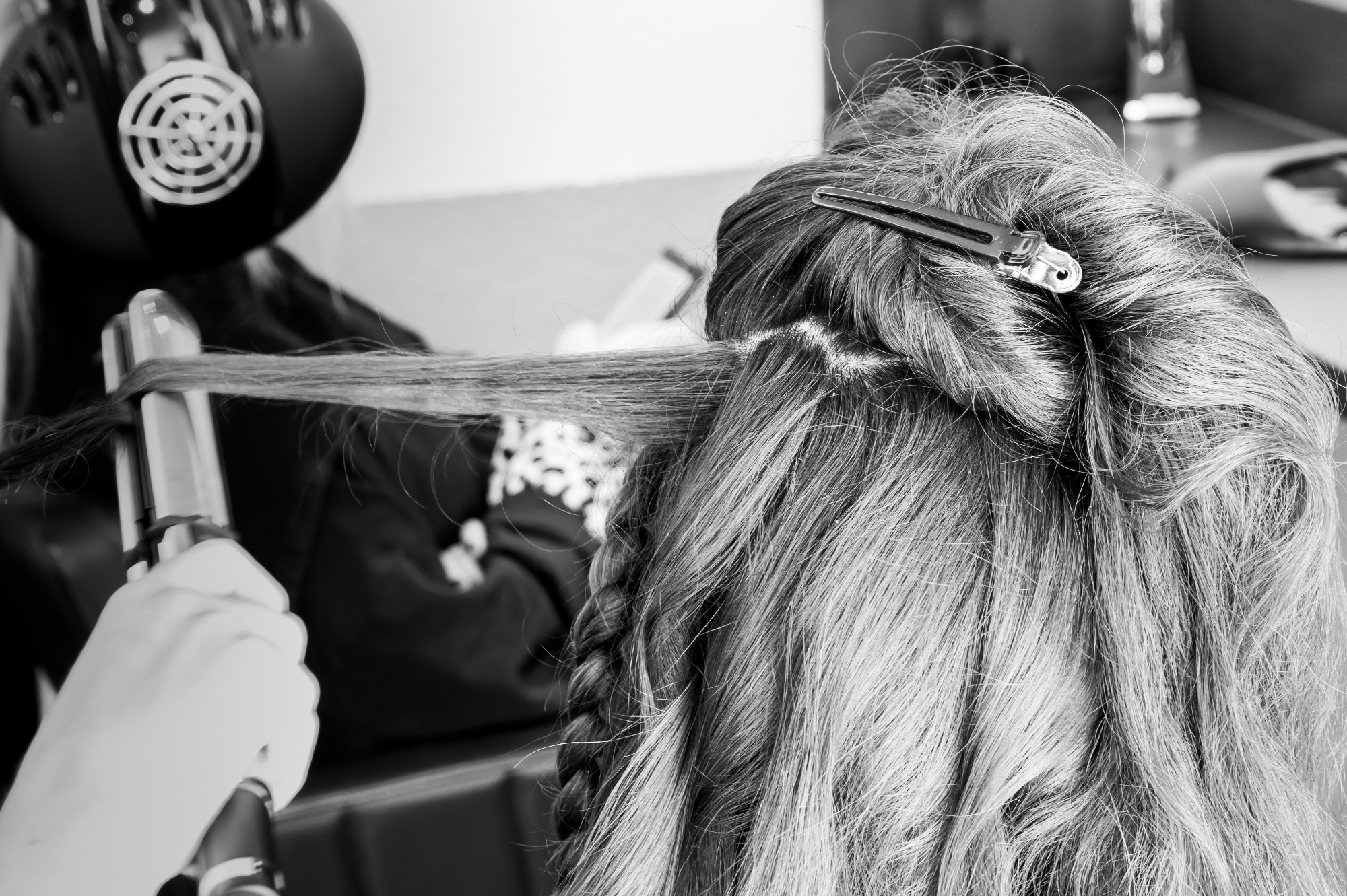 Coiffure d'une mariée en préparation avant le mariage à Besançon.
