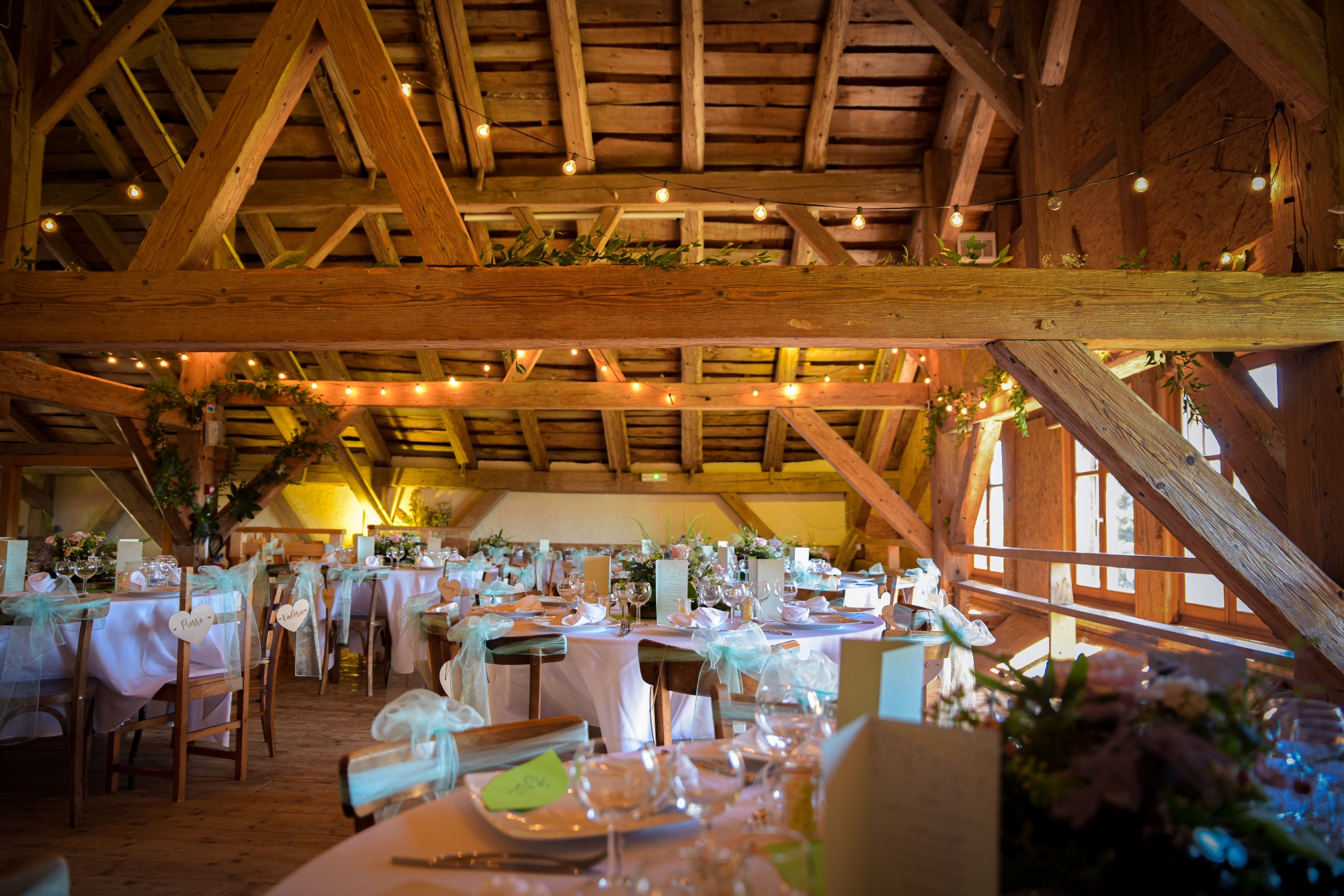Salle de réception décorée pour un mariage à Saône, Doubs.