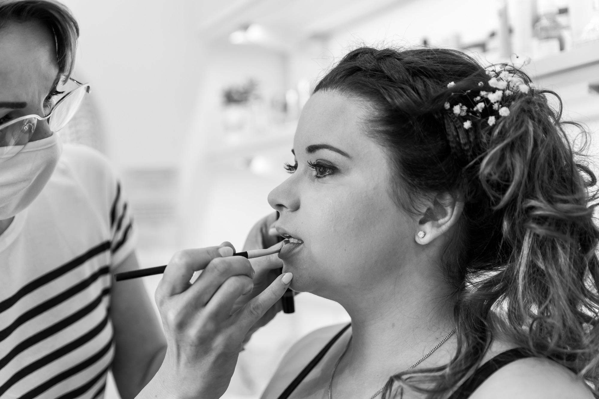 Femme se faisant maquiller avant un mariage à Besançon.
