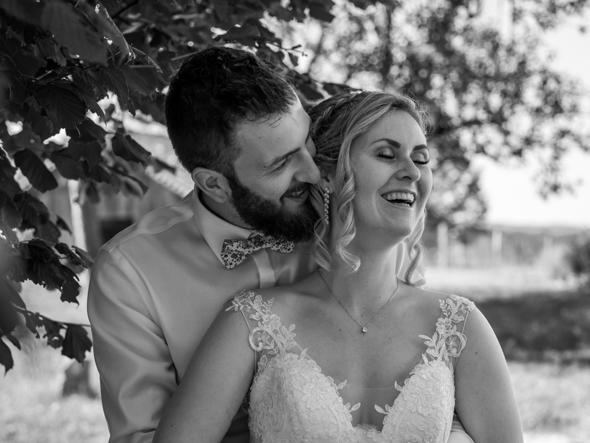 Couple heureux lors d'une séance photo de mariage en extérieur.