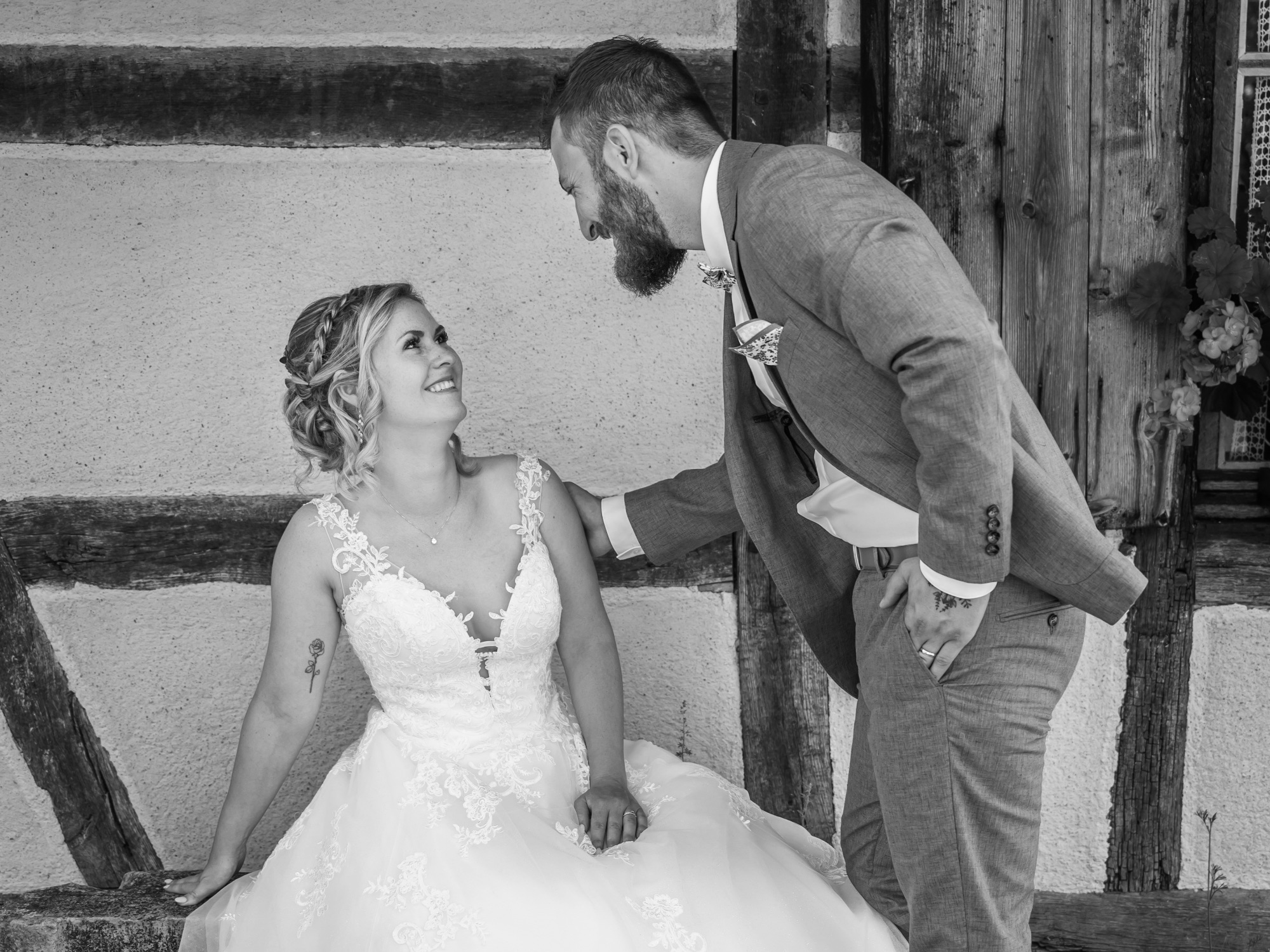 Couple de mariés en portrait, moment tendre et authentique.