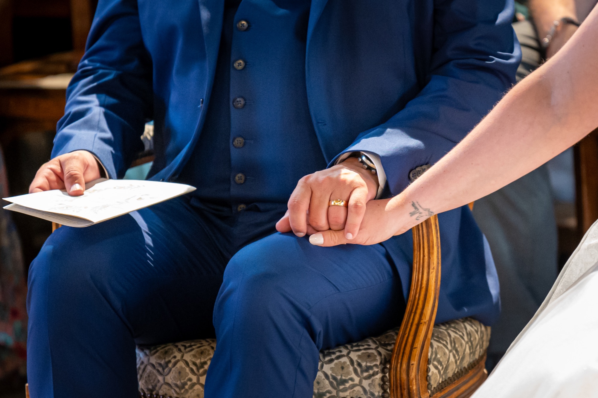 Mains entrelacées lors d'une cérémonie de mariage à Saône.