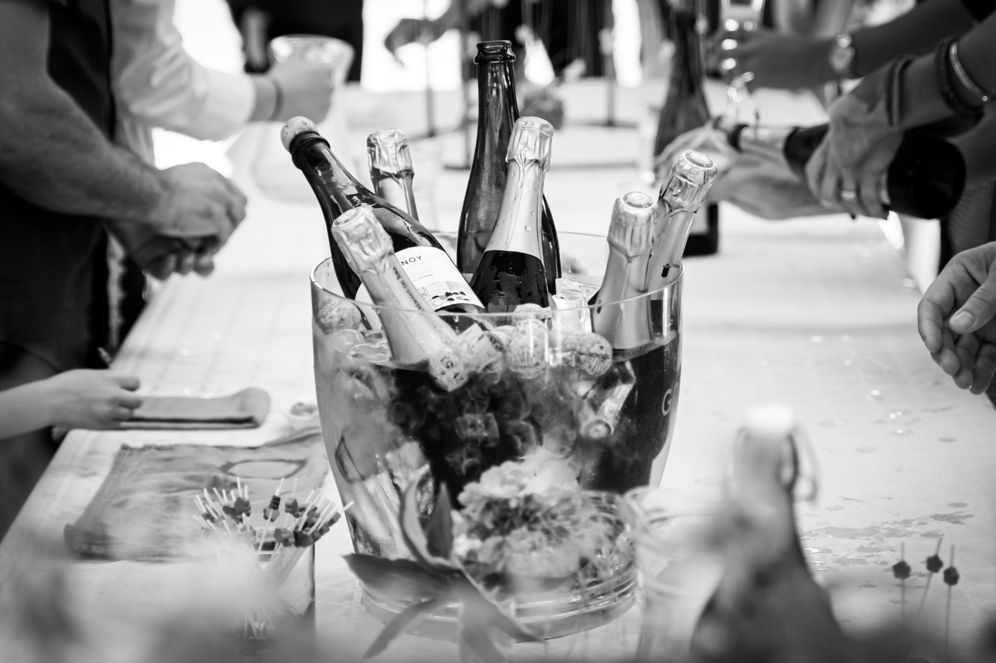 Bouteilles de champagne dans un seau lors d'un mariage à Besançon.