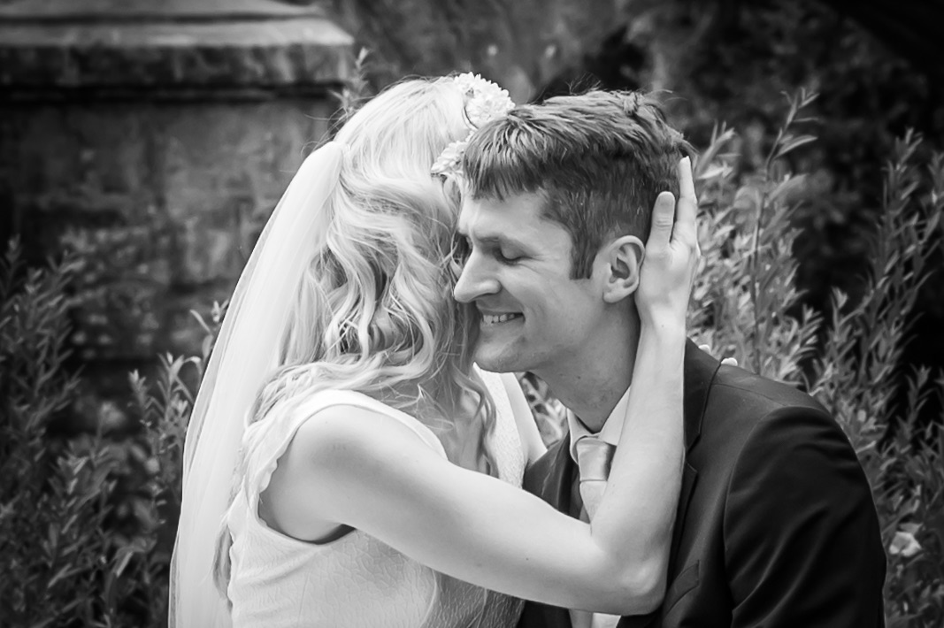 Couple ému lors d'un reportage photo de mariage en extérieur.