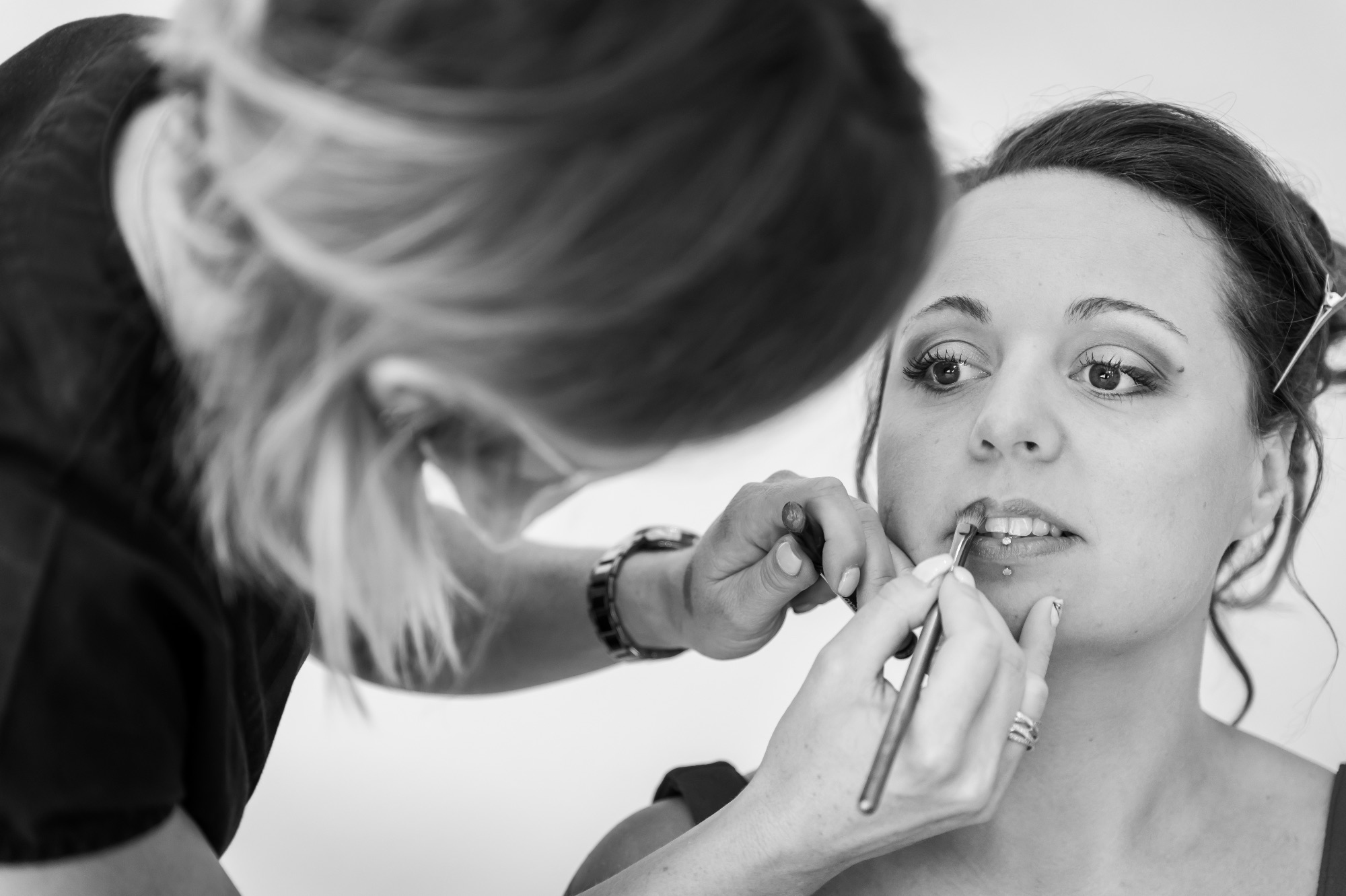 Femme se faisant maquiller avant un mariage à Saône.