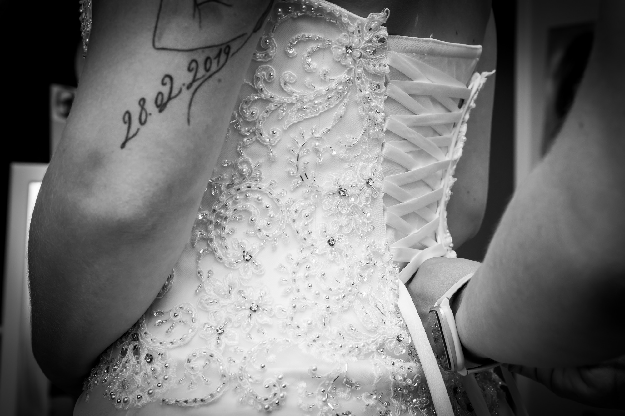 Détail d'une robe de mariée avec corsage en dentelle