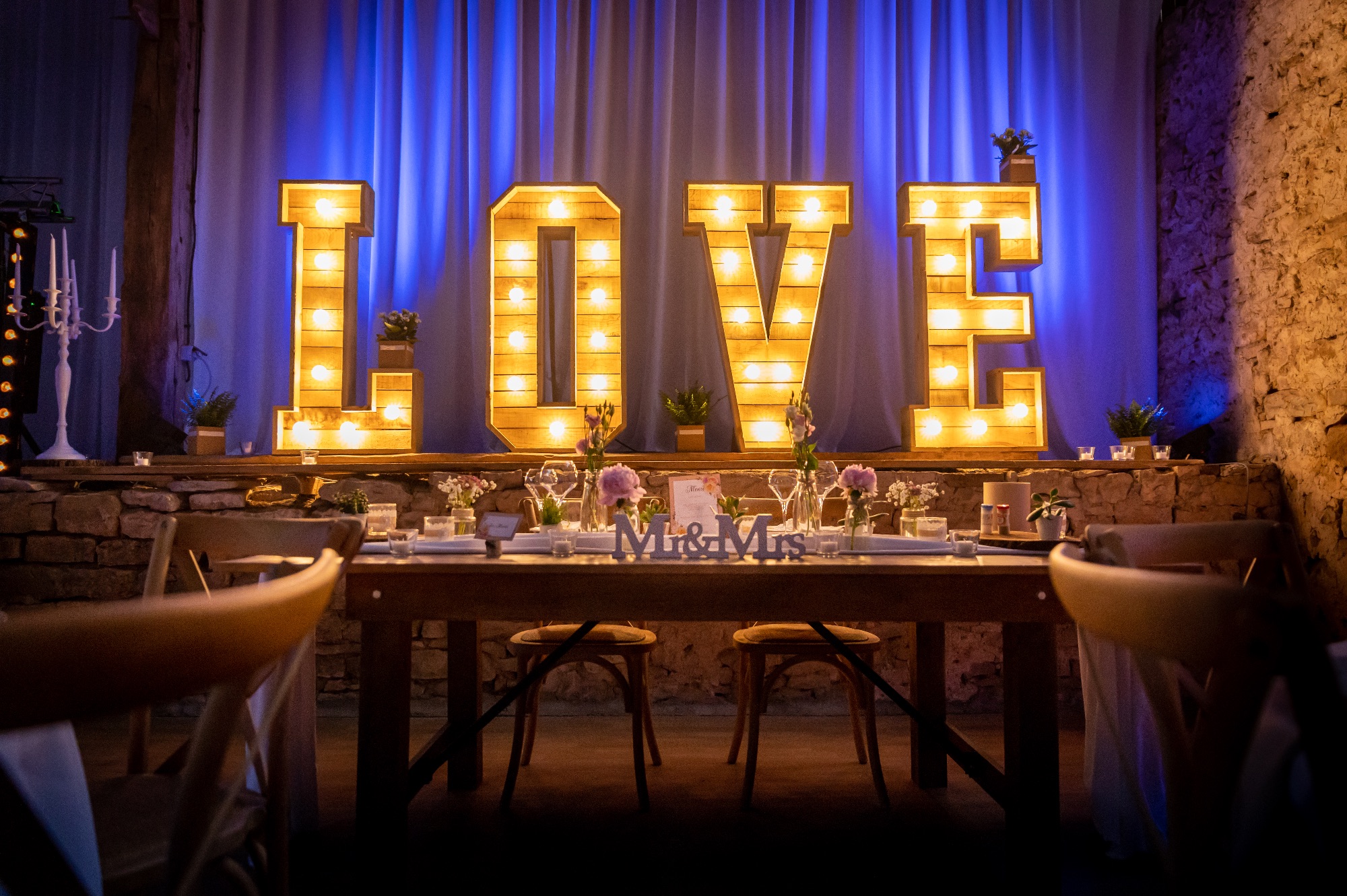 Décoration de mariage avec lettres lumineuses LOVE et table élégante