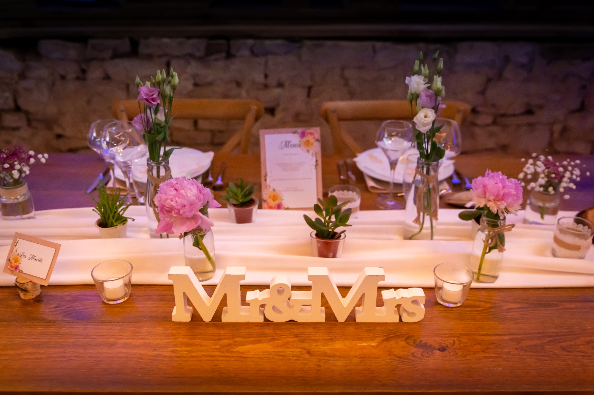 Décoration de table de mariage avec fleurs et enseigne Mr & Mrs