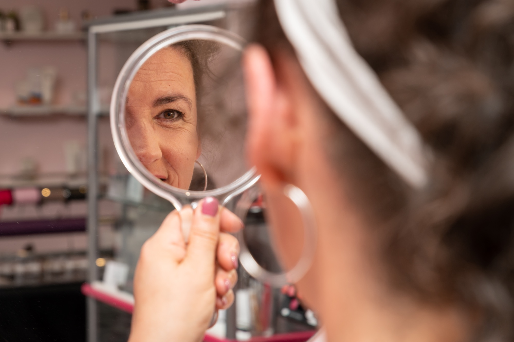 Femme se regardant dans un miroir avant son mariage à Saône.