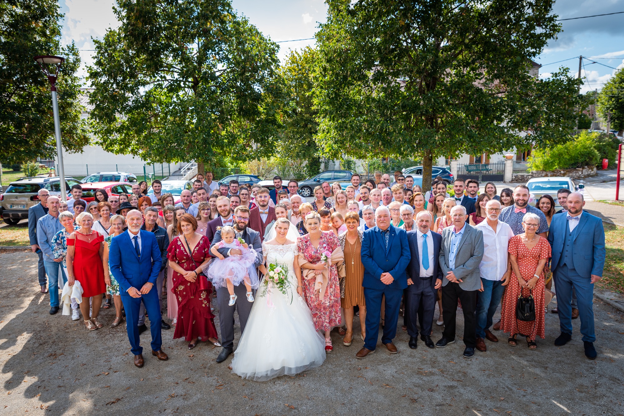 Photo de groupe de mariage avec invités en extérieur à Saône